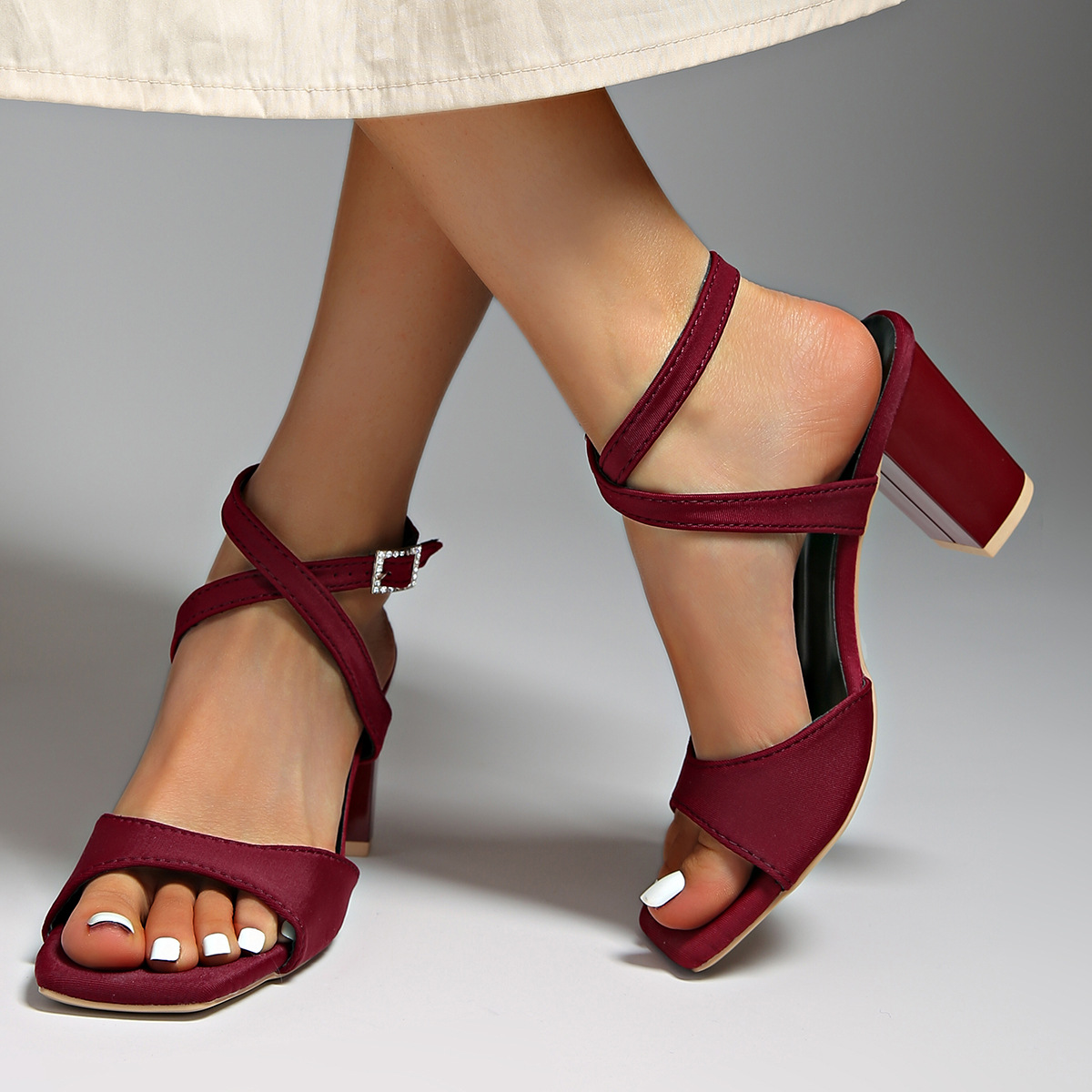 One-strap buckle sandals for women in the summer of 2025, new European and American suede chunk-heeled sandals and Roman high heels for women Application Scenario