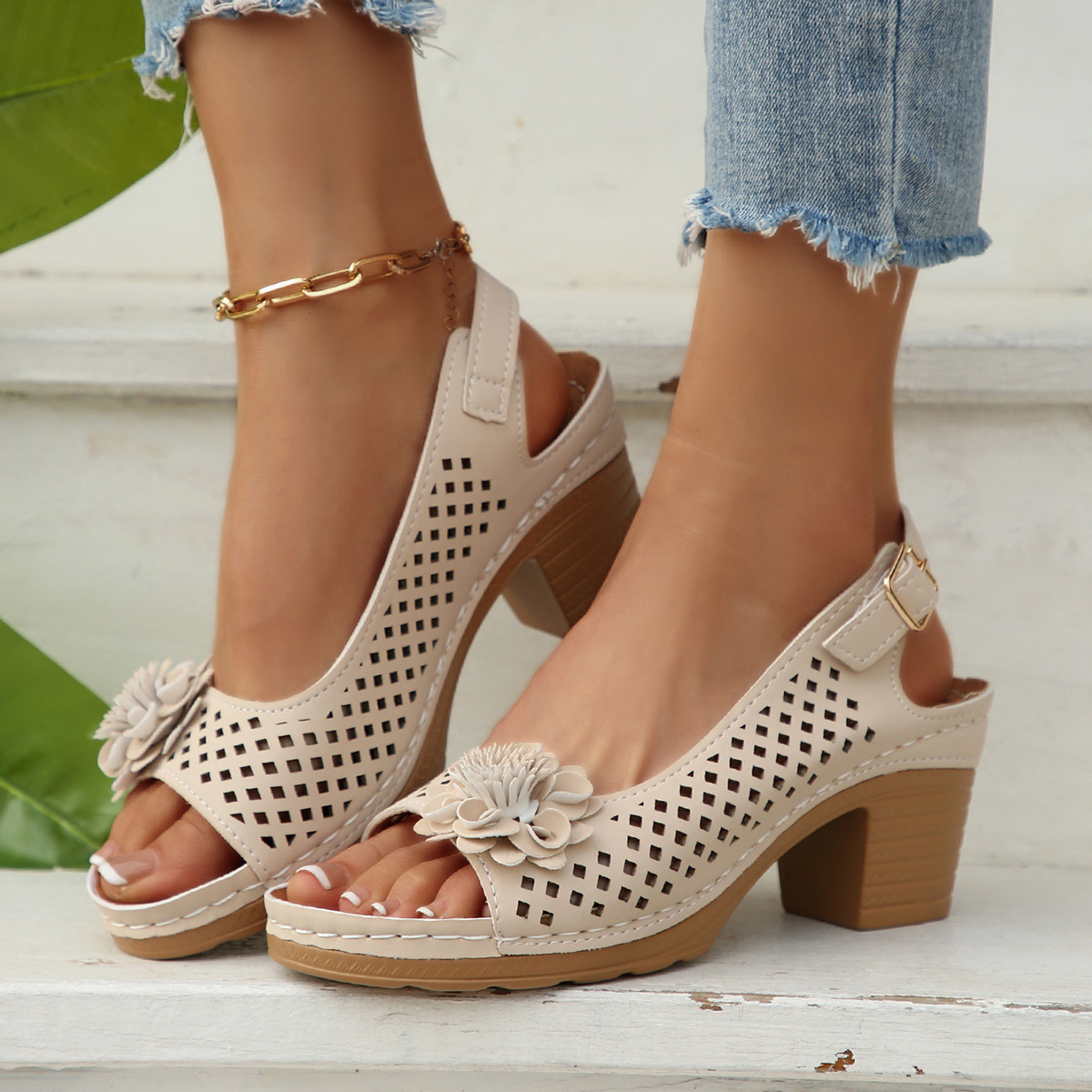 Cross-border large-sized flower-patterned high-heeled sandals for women in the summer of 2025, a new style of European and American fashion with thick heels and buckles for women Application Scenario