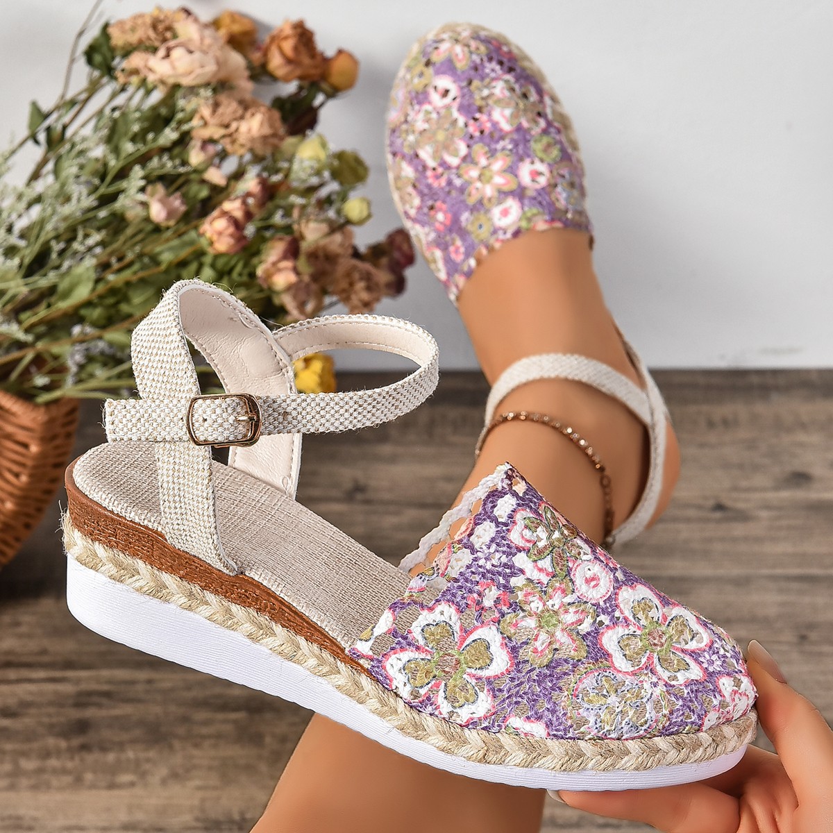 European and American export large-sized wedge heel sandals for summer 2024, new style of Baotou woven one-shoulder buckle women's sandals in stock Specification drawing