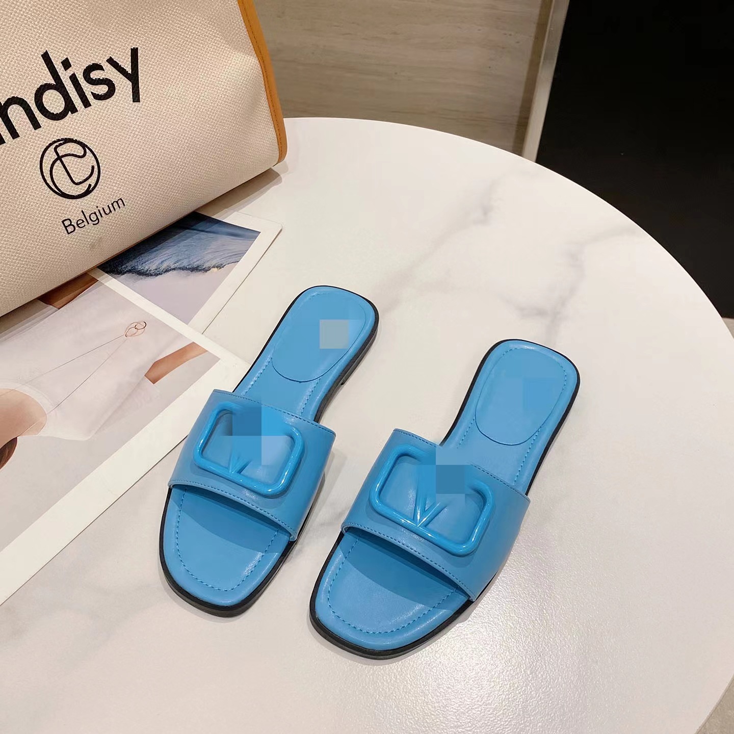 The 2024 new V-style classic summer slippers, casual rhinestone open-toe flat outerwear sandals, women's shoes for export Application Scenario
