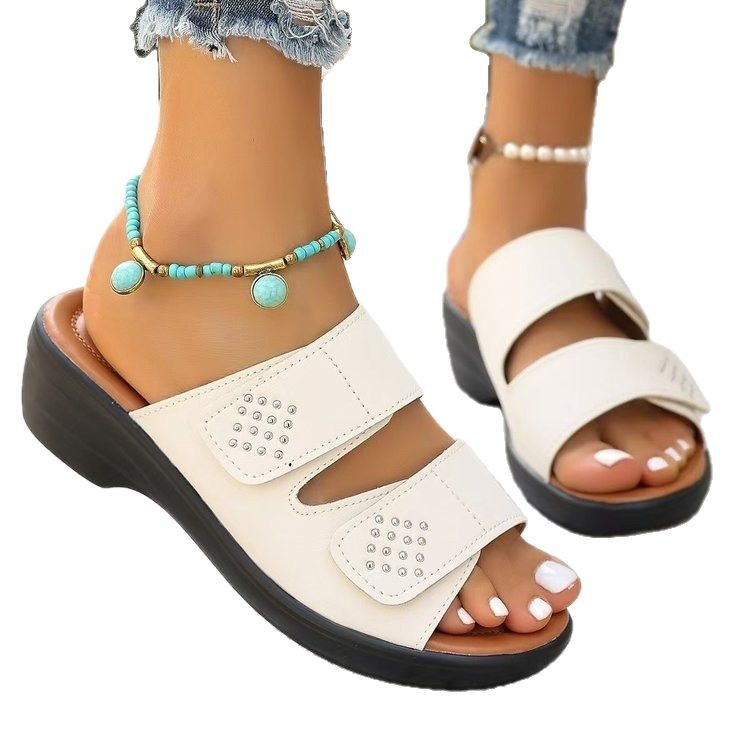 The new version of the Southeast Asian large-sized thick-soled fashionable flip-flops, slippers2025, features a simple one-line solid color for women Item Picture