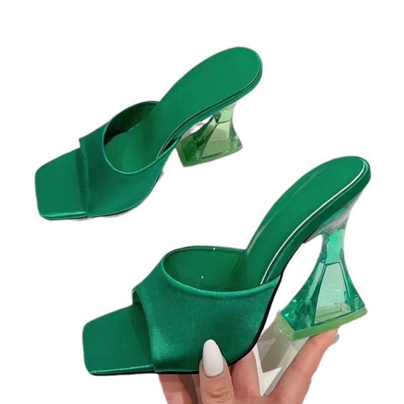 New summer 2024 oversized transparent crystal shoes, chunky-heeled flip-flops for women, European and American fashion outerwear beach shoes Item Picture