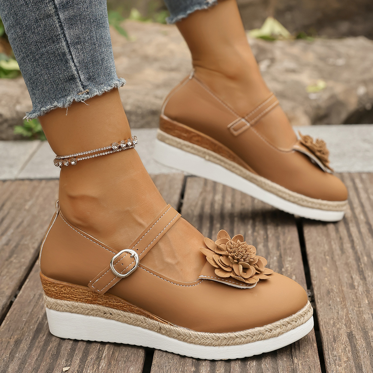 Cross-border foreign trade thick-soled fashionable casual single shoes for women, flower-shaped toe caps, belt buckles, hollowed-out wedge heels, large-sized single shoes from Europe and America details Picture