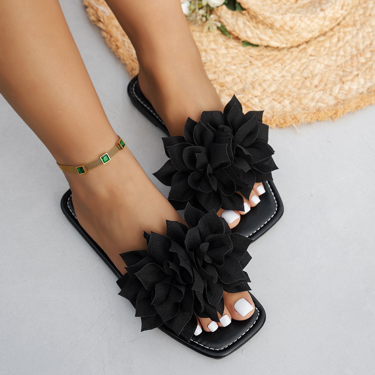 European and American casual square-toed flat slippers, fashionable flowers, lazy people, one-foot exposed toe flip-flops, casual beach slippers details Picture