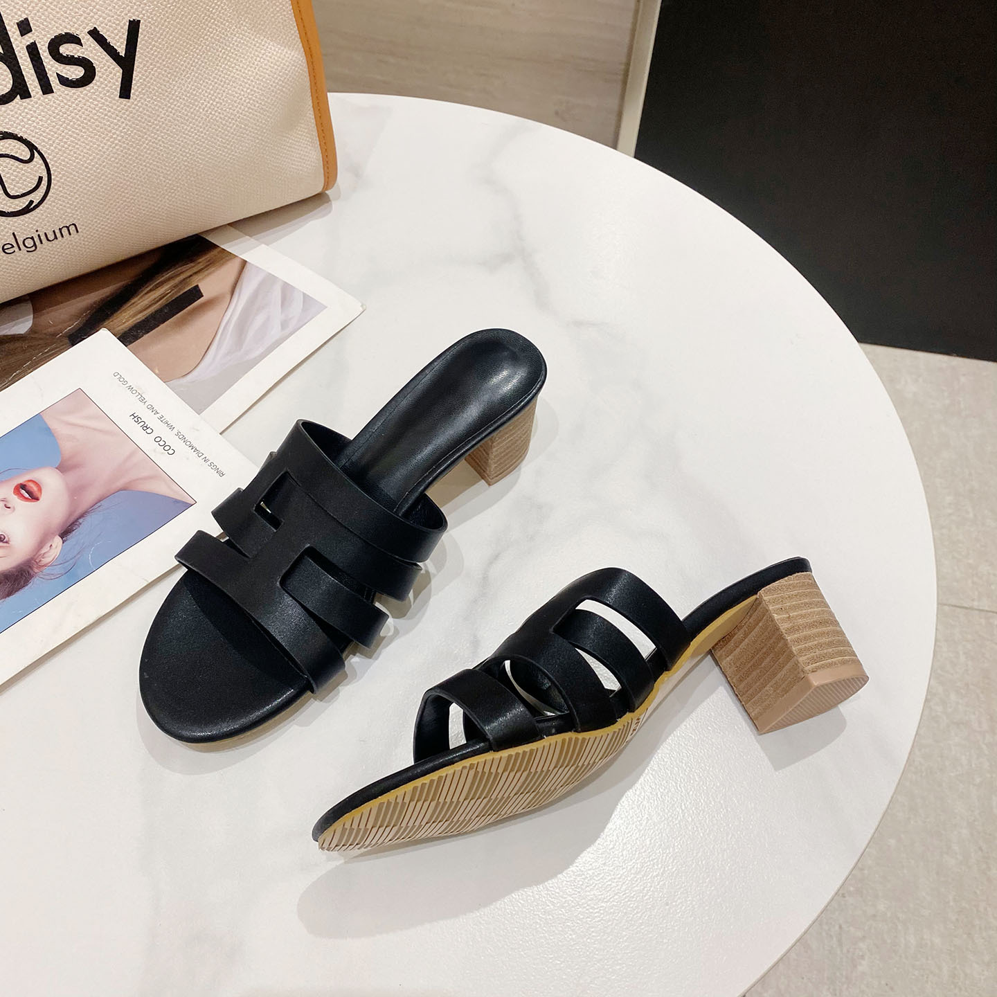 European Station 2021 New fashionable fairy style chunky-heeled flip-flops for casual and comfortable travel, one-shoulder flip-flops for women Application Scenario
