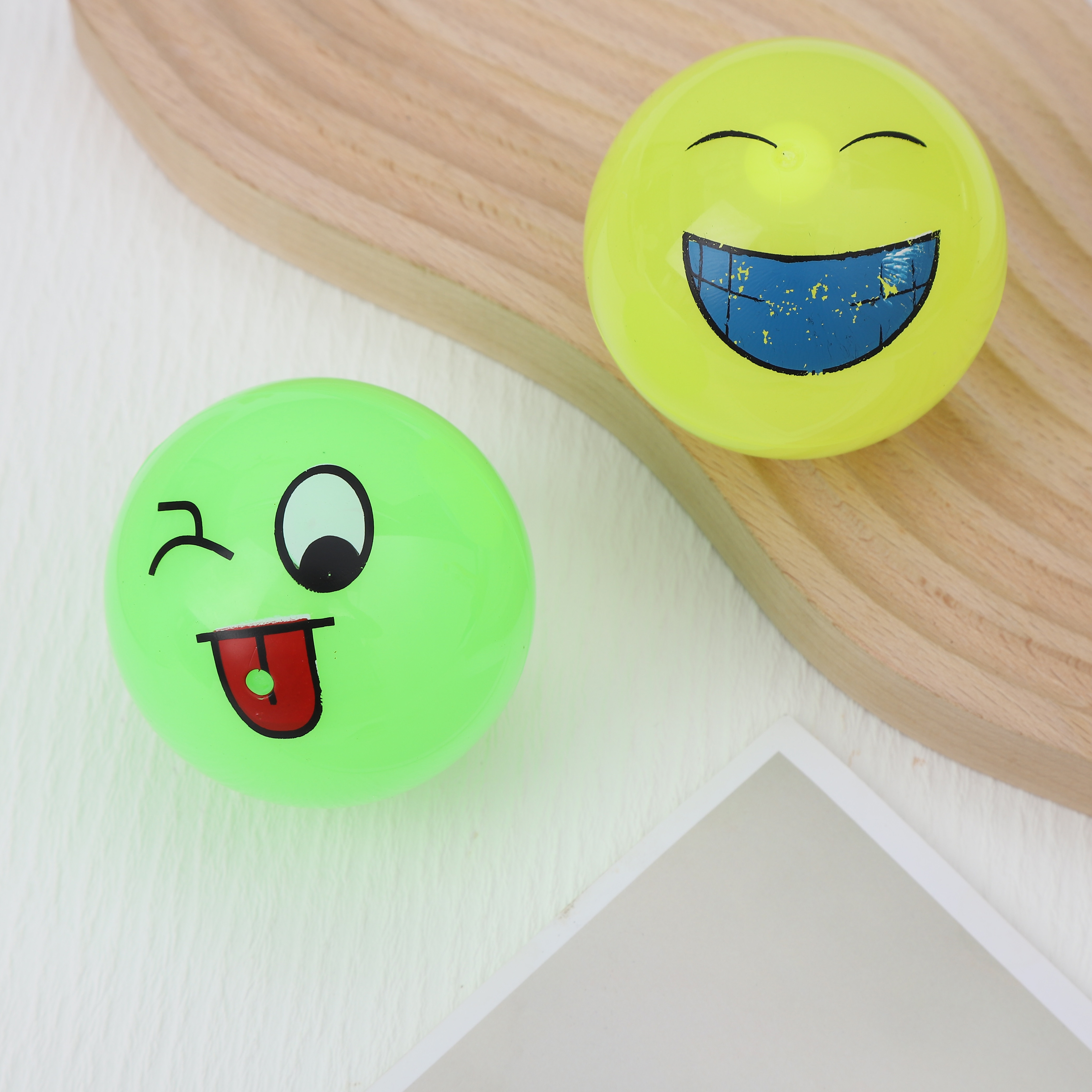 Circular smiling face expression single-hole pencil sharpener, circular pencil sharpener, wholesale of primary school student prizes and gifts, cartoon learning prizes Item Picture