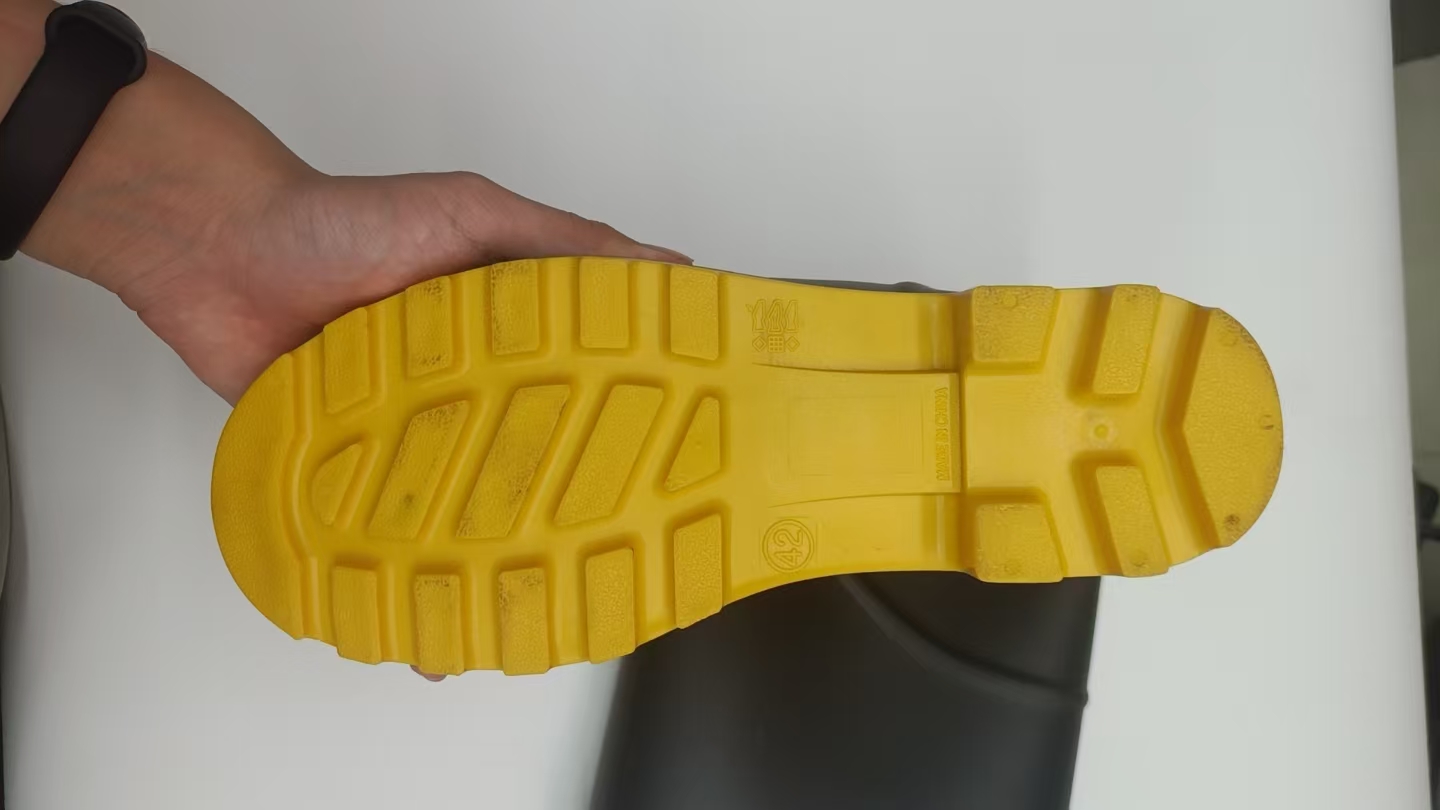 PVC雨鞋灰黄黄黑