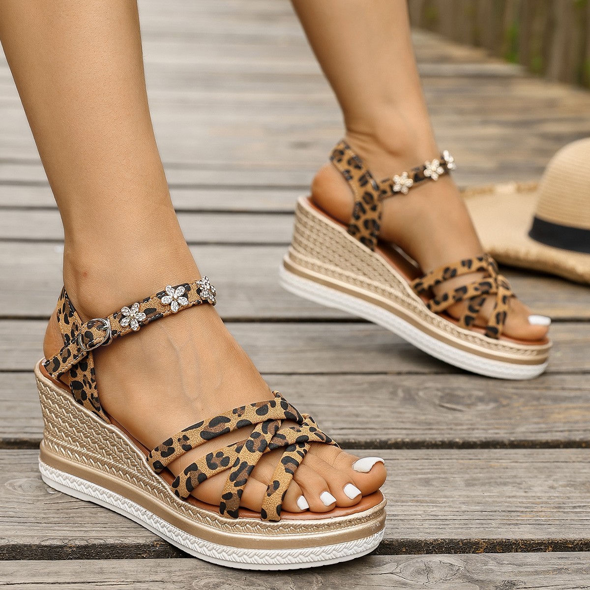 In the summer of 2025, new European and American style thick-soled fleece ankle buckle open-toe sandals for export, large-sized buckle sandals for women details Picture