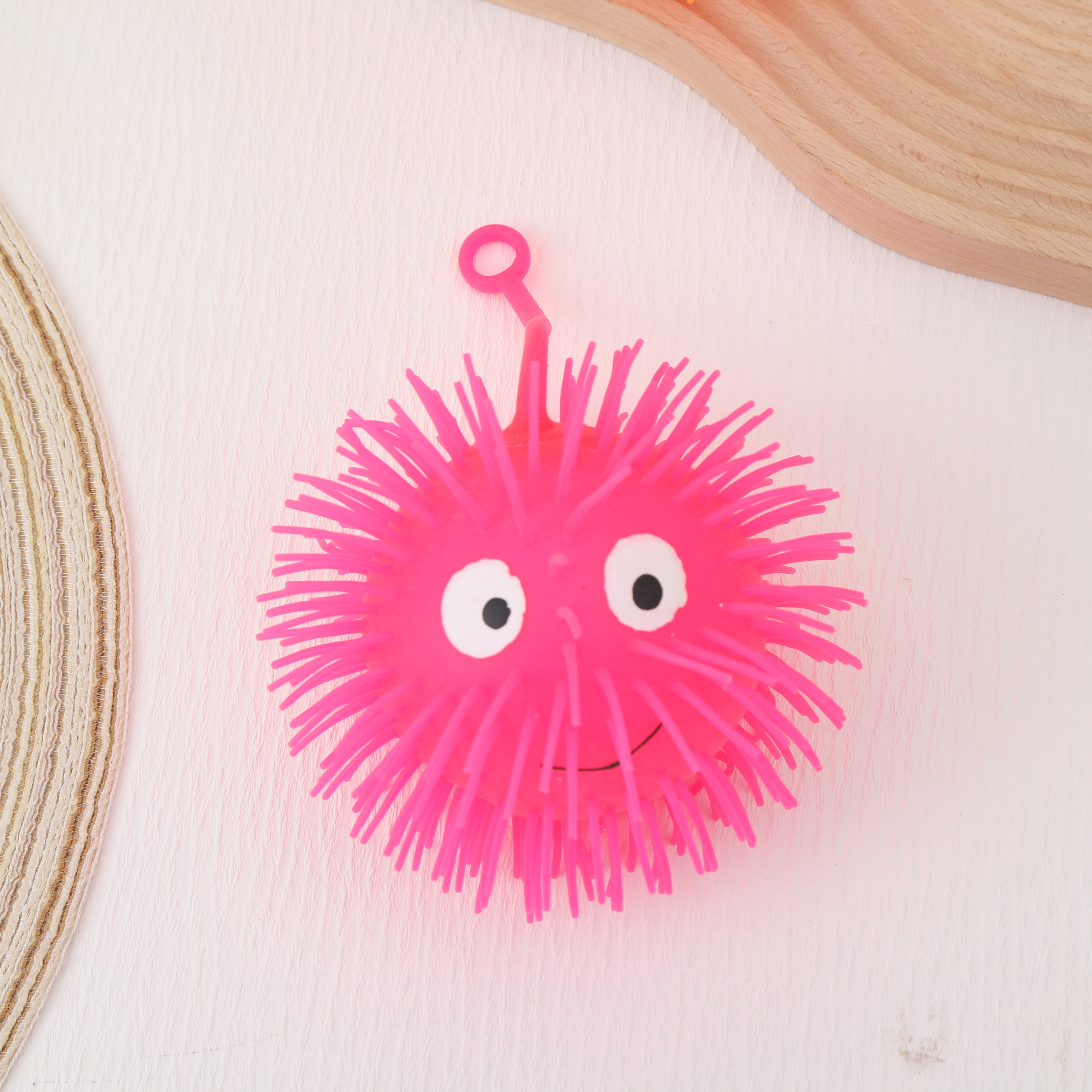 Wholesale of glowing fur balls, glowing hedgehog elastic flash fur balls, venting balls, children's toys Application Scenario