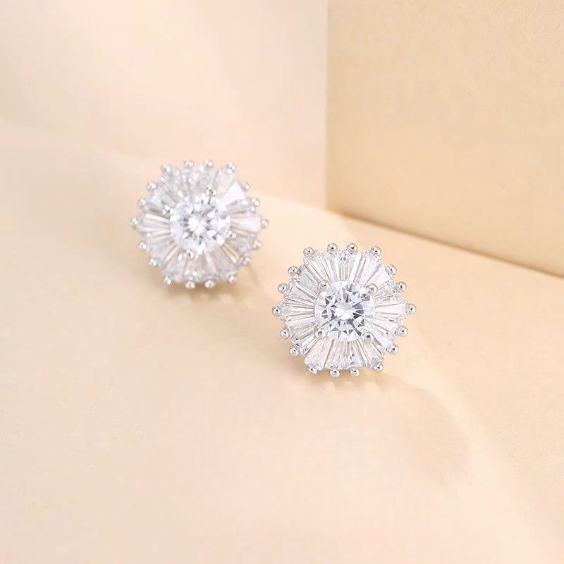 Xuhui brand exquisite and light luxury copper plated with real gold and set with zircon 925 silver needle, luxurious design and fashionable stud earrings Item Picture
