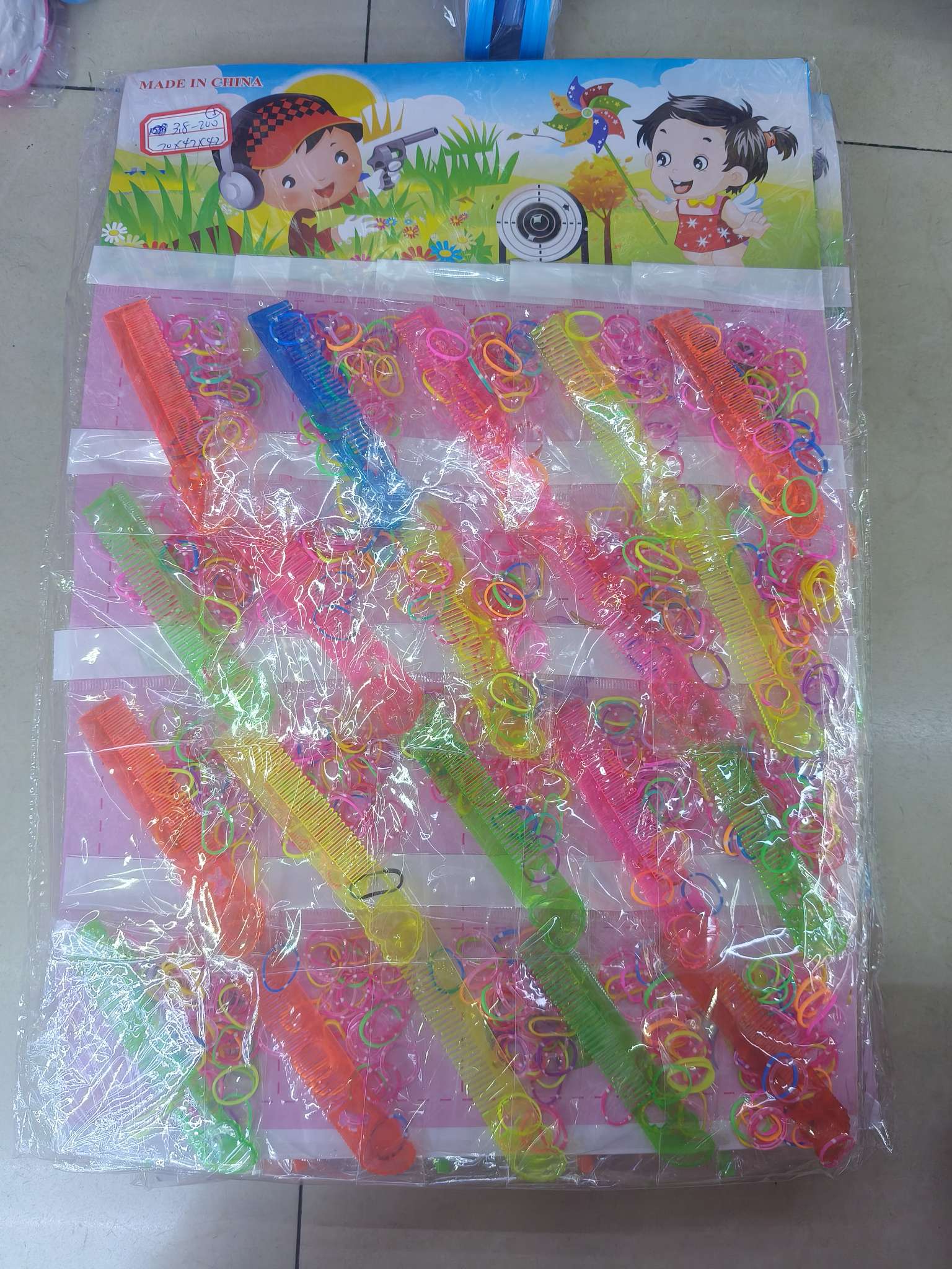 新款热销吊卡玩具车/枪/梳子，5款清装不混装。4.3元/吊卡，200卡/箱。内销外贸儿童益智玩具