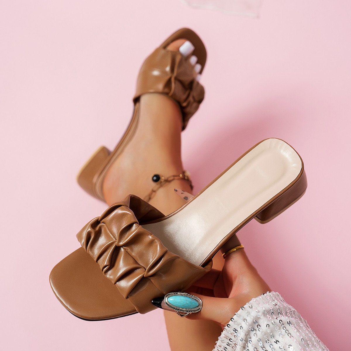 In 2025, the new summer style of women's sandals is a popular Korean-style pleated fashion with thick heels, featuring a fairy-like look paired with skirts and slippers full figure