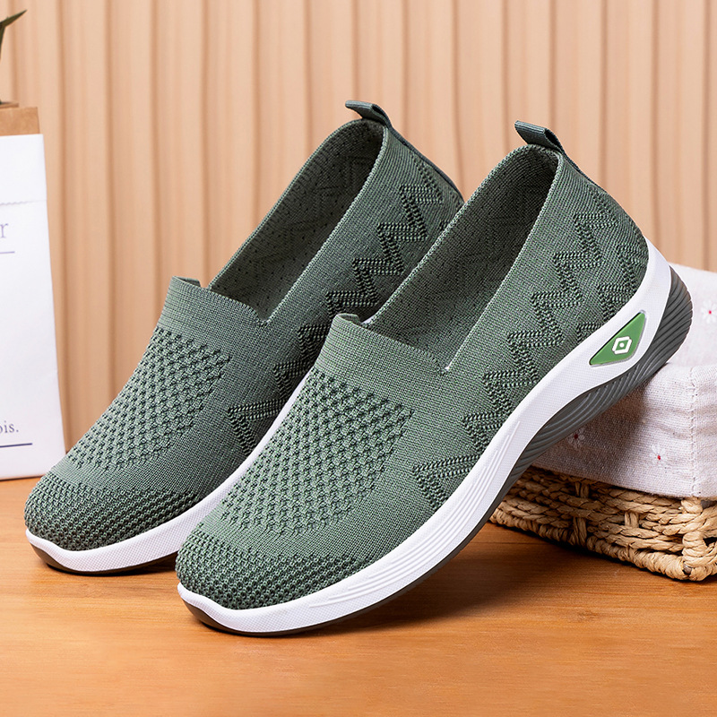 New cross-border women's shoes, breathable and casual, a pair of mom shoes, old Beijing cloth shoes, flat and versatile single shoes full figure