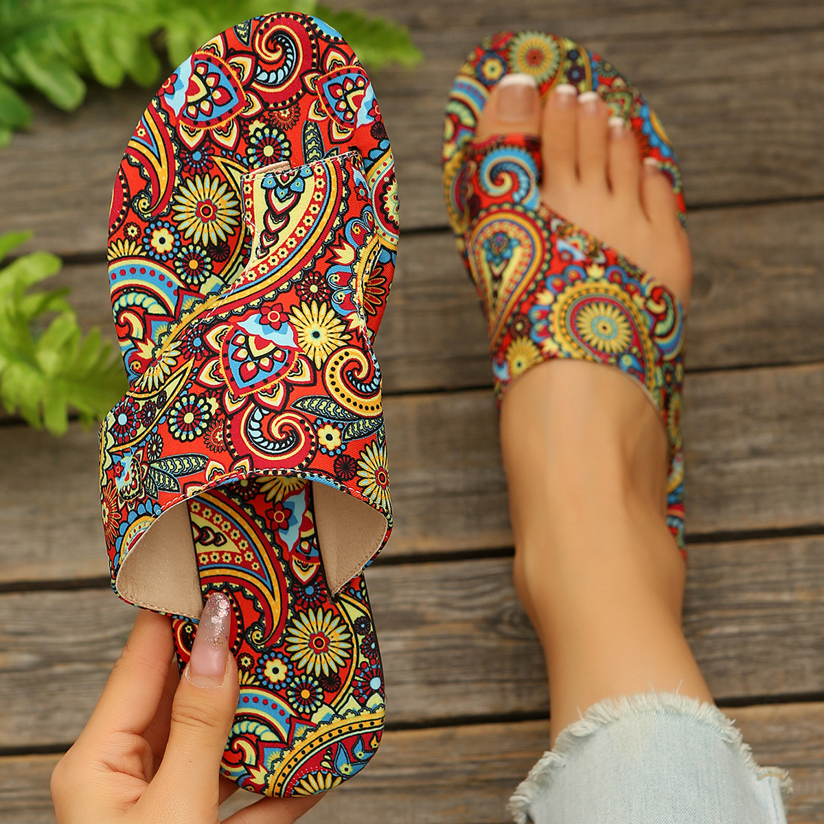 The new summer style of large-sized women's slippers for export in 2025, featuring flat and printed flip-toe Bohemian ethnic style, is a cool choice for women details Picture
