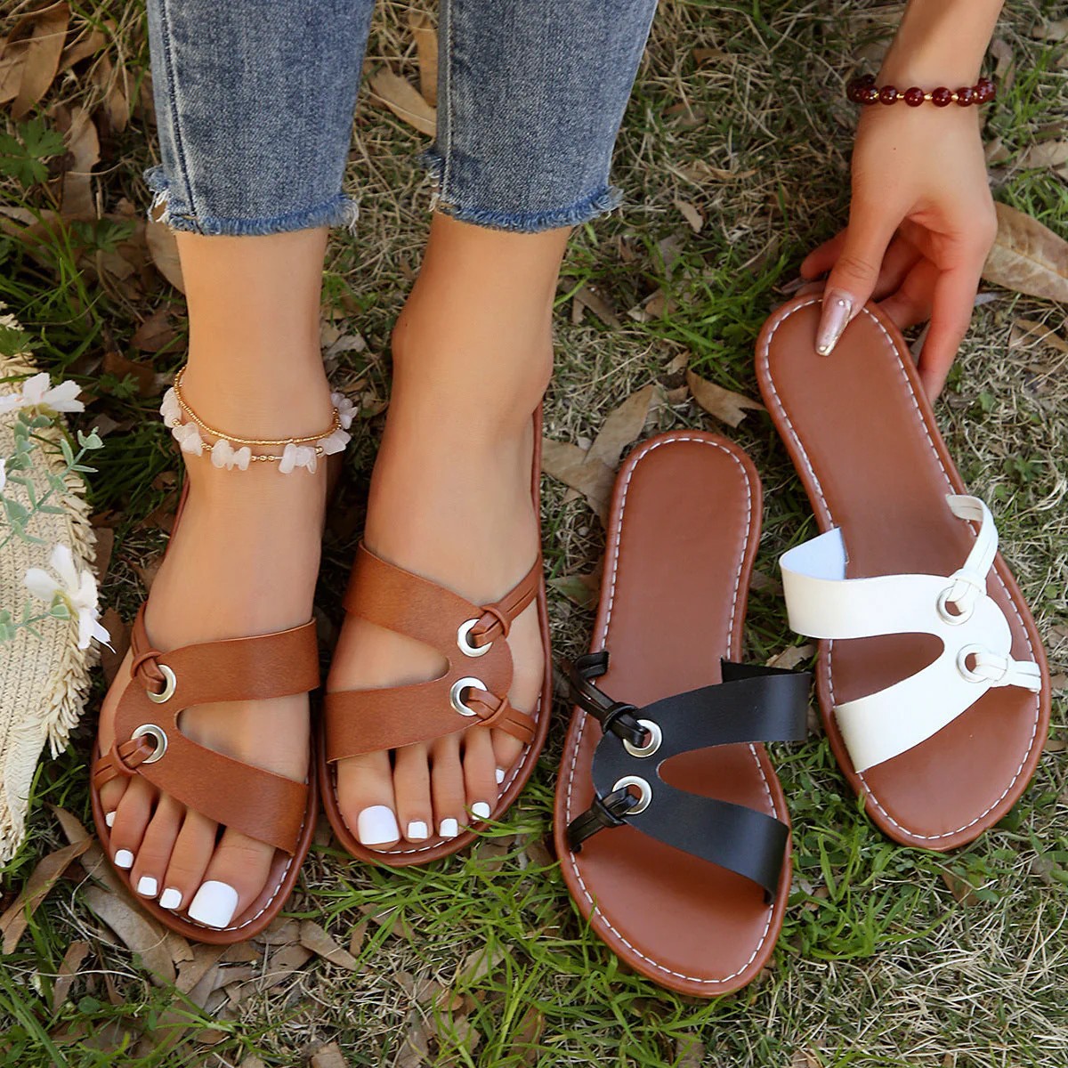 In 2025, cross-border foreign trade will offer large-sized flat-heel one-line flip-flops for women, fashionable one-line beach flip-flops from Europe and America full figure
