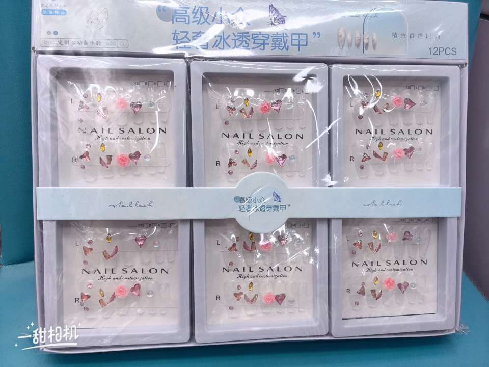 Wearing nails for manicure, handcrafted nails, and nails must be worn at daily parties and gatherings detail image 4