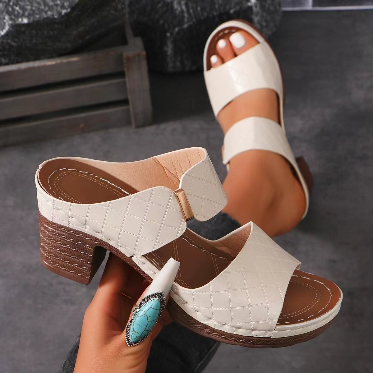 2025 Cross-border large-sized thick-heeled flip-flops for women, summer new style, export one-line fish-mouth flip-flops in stock wholesale details Picture