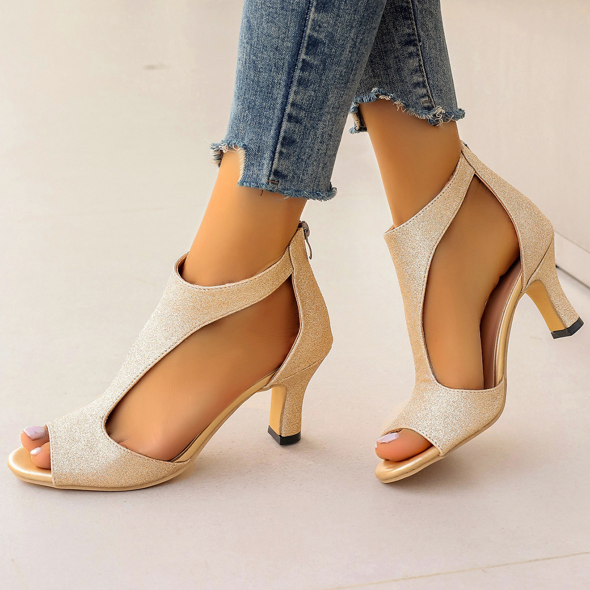 European and American simple and fashionable back zipper bags and fish-mouth shoes for women's summer export, large-sized side space thin-heeled Roman sandals wholesale Application Scenario