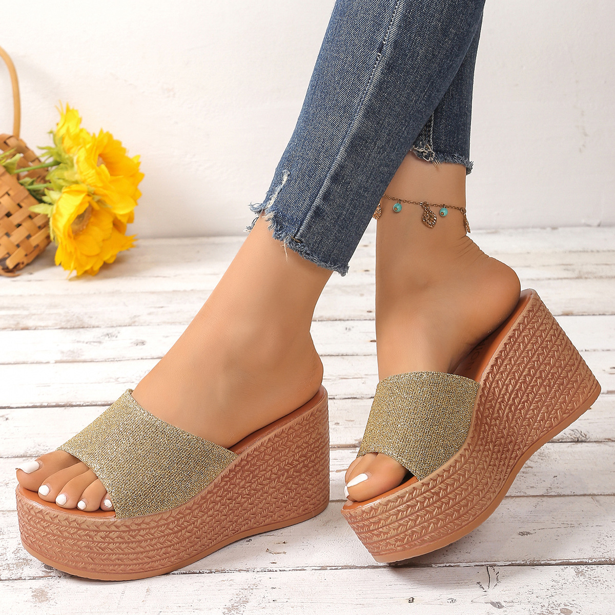 Wholesale of 2024 summer new women's shoes, thick-soled sponge cake women's flip-flops, one-piece casual height-increasing outerwear flip-flops Specification drawing