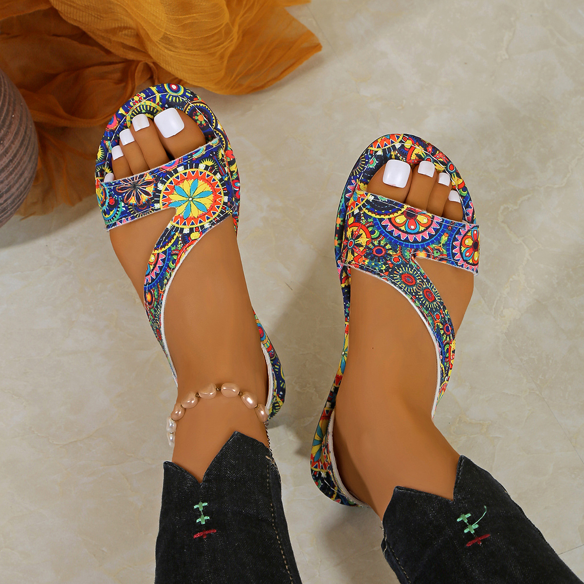 The new summer style of large-sized women's slippers for export in 2025, featuring flat, printed, open-toe Bohemian ethnic style for women details Picture