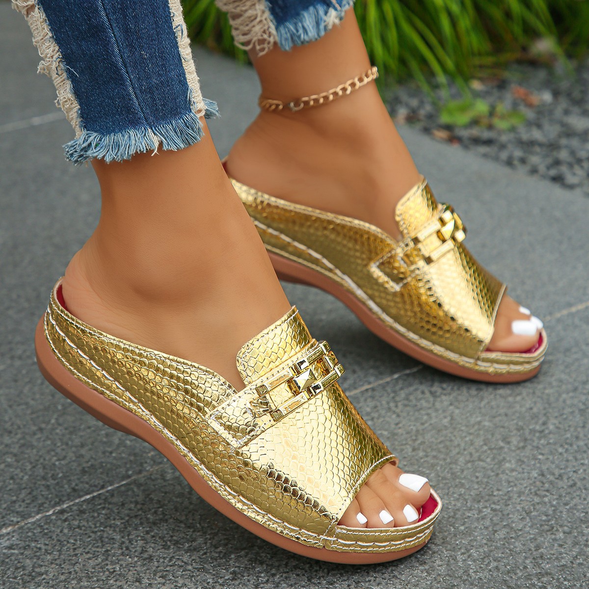 Wholesale of Roman-style fish-mouth beach sandals with metal chain decoration, large-sized summer new style wedge heel thick-soled slippers for export details Picture