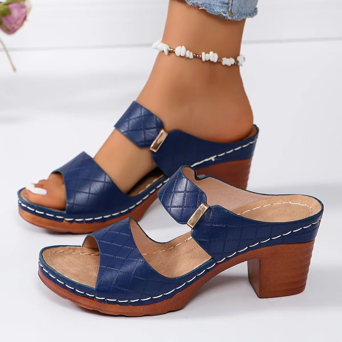 2025 Cross-border large-sized thick-heeled flip-flops for women, summer new style, export one-line fish-mouth flip-flops in stock wholesale Application Scenario