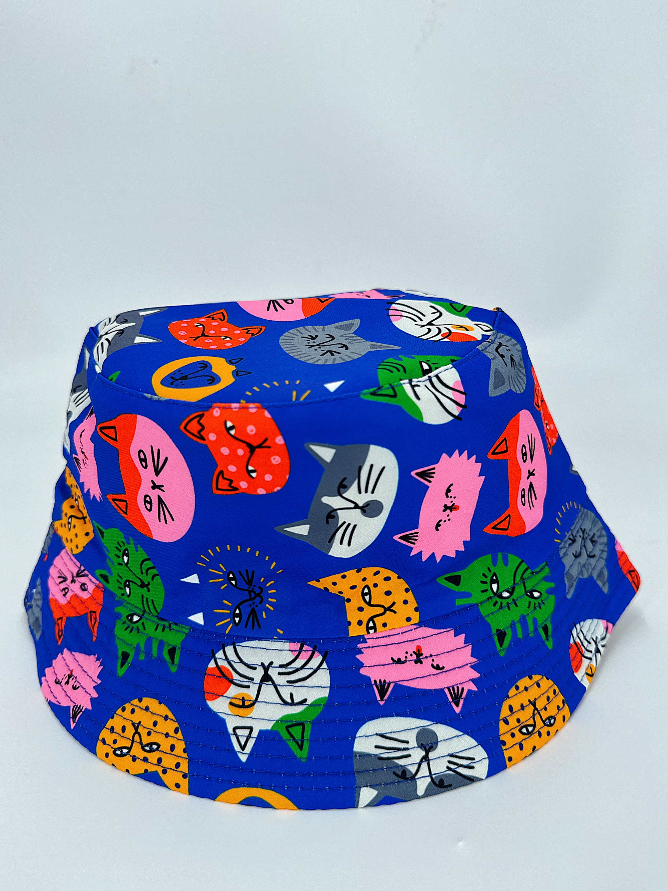 This spring and summer collection features a variety of cute and cartoon-like double-sided fisherman hats with cat prints. They are versatile, suitable for outdoor sun protection, foldable and easy to carry. Both men and women are wearing 54CM fisherman hats with a dock circumference Item Picture