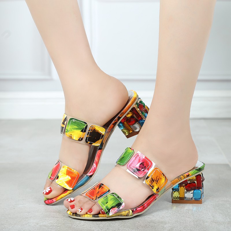 The new large-sized slippers for women in the summer of 2025, featuring rhinestones, thick heels and one-piece flip-flops in contrasting colors, are a trend for women's cool outerwear full figure