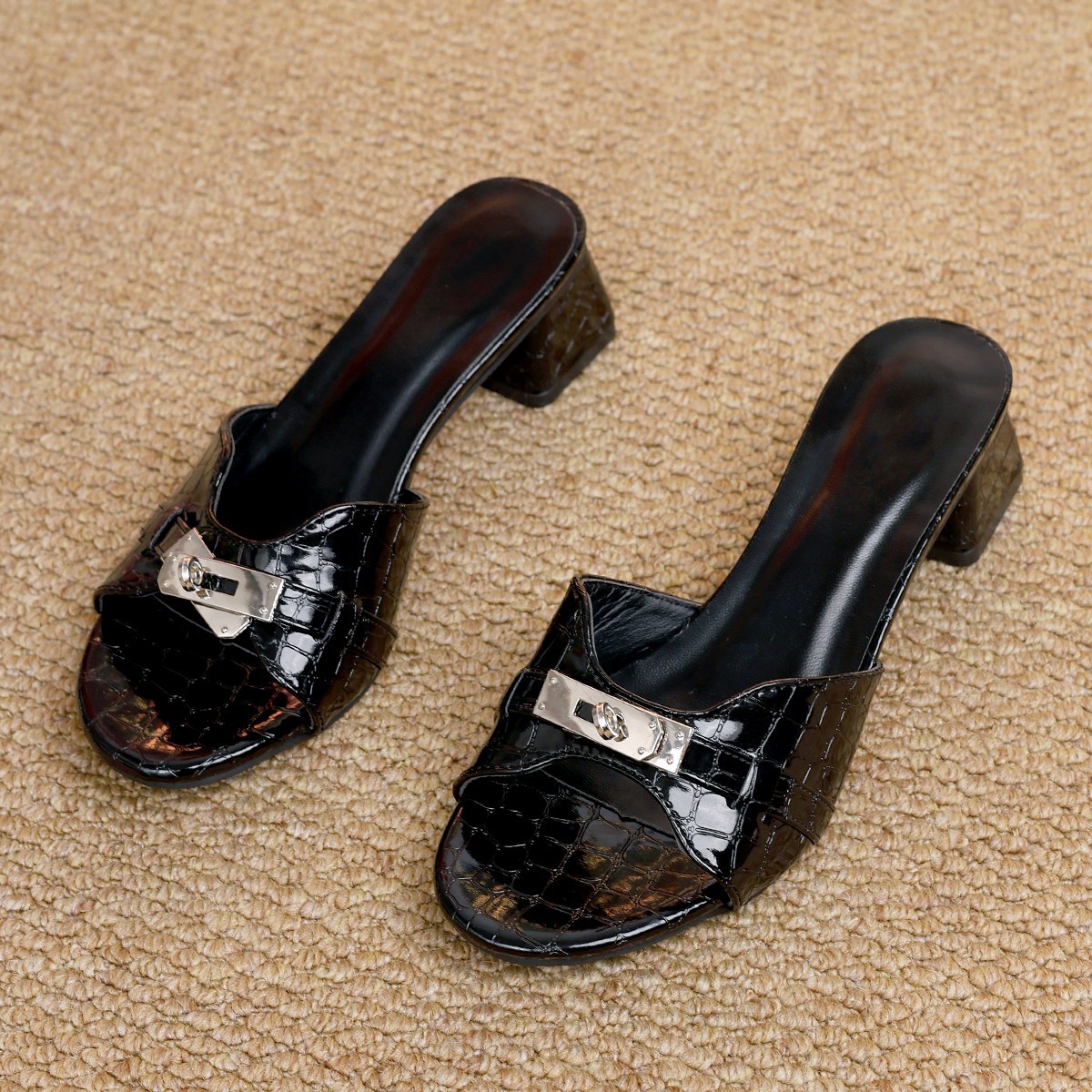 Wholesale of 2024 summer new thick-heel, mid-heel, fish-mouth bow one-piece women's versatile large-sized slippers Application Scenario