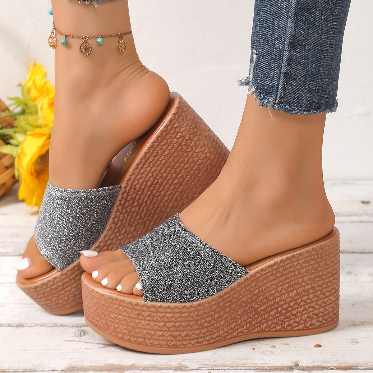 Wholesale of 2024 summer new women's shoes, thick-soled sponge cake women's flip-flops, one-piece casual height-increasing outerwear flip-flops full figure