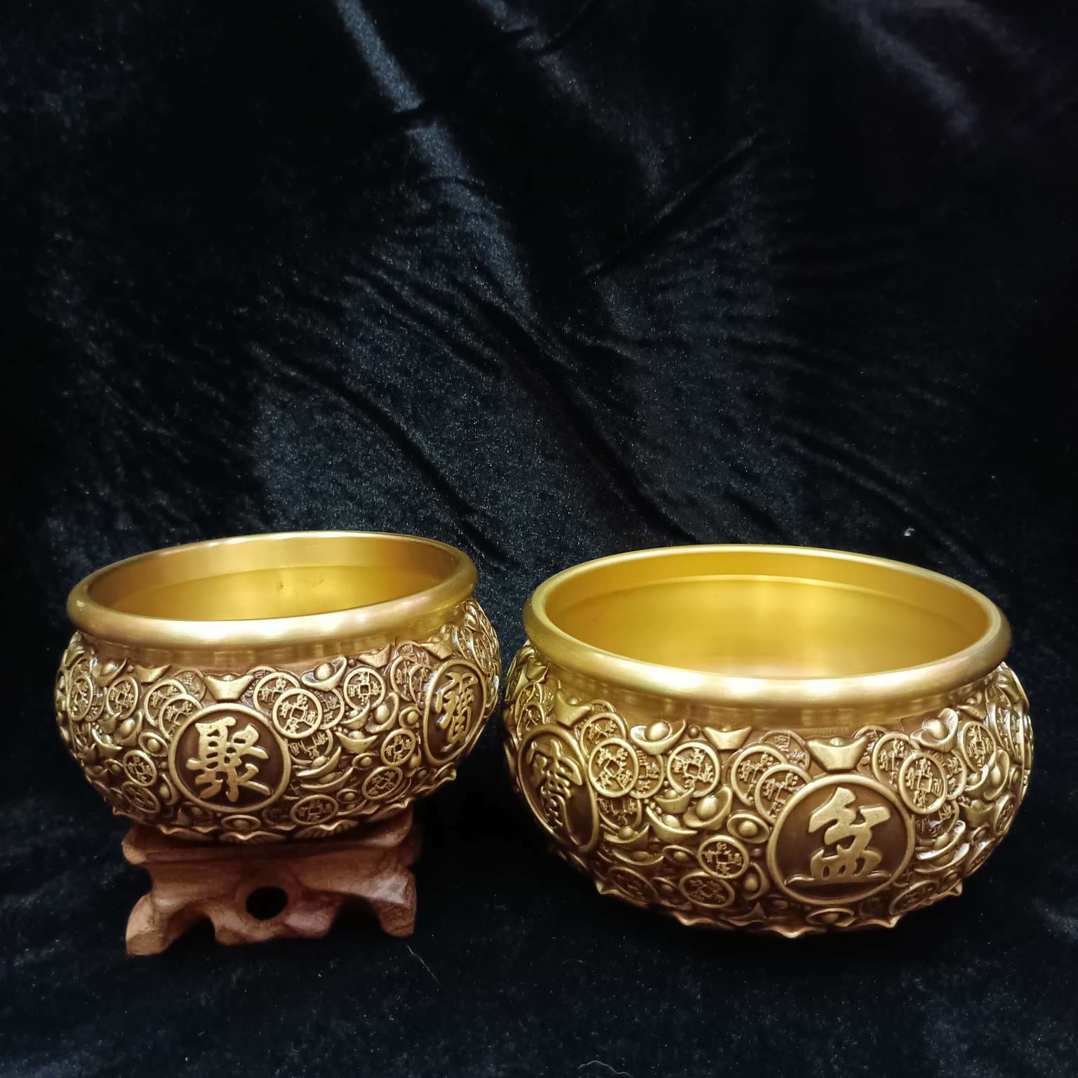 Zhonggong Craft copper Coin treasure Basin, money-attracting and wealth-gathering piggy bank, home living room desktop decoration Application Scenario