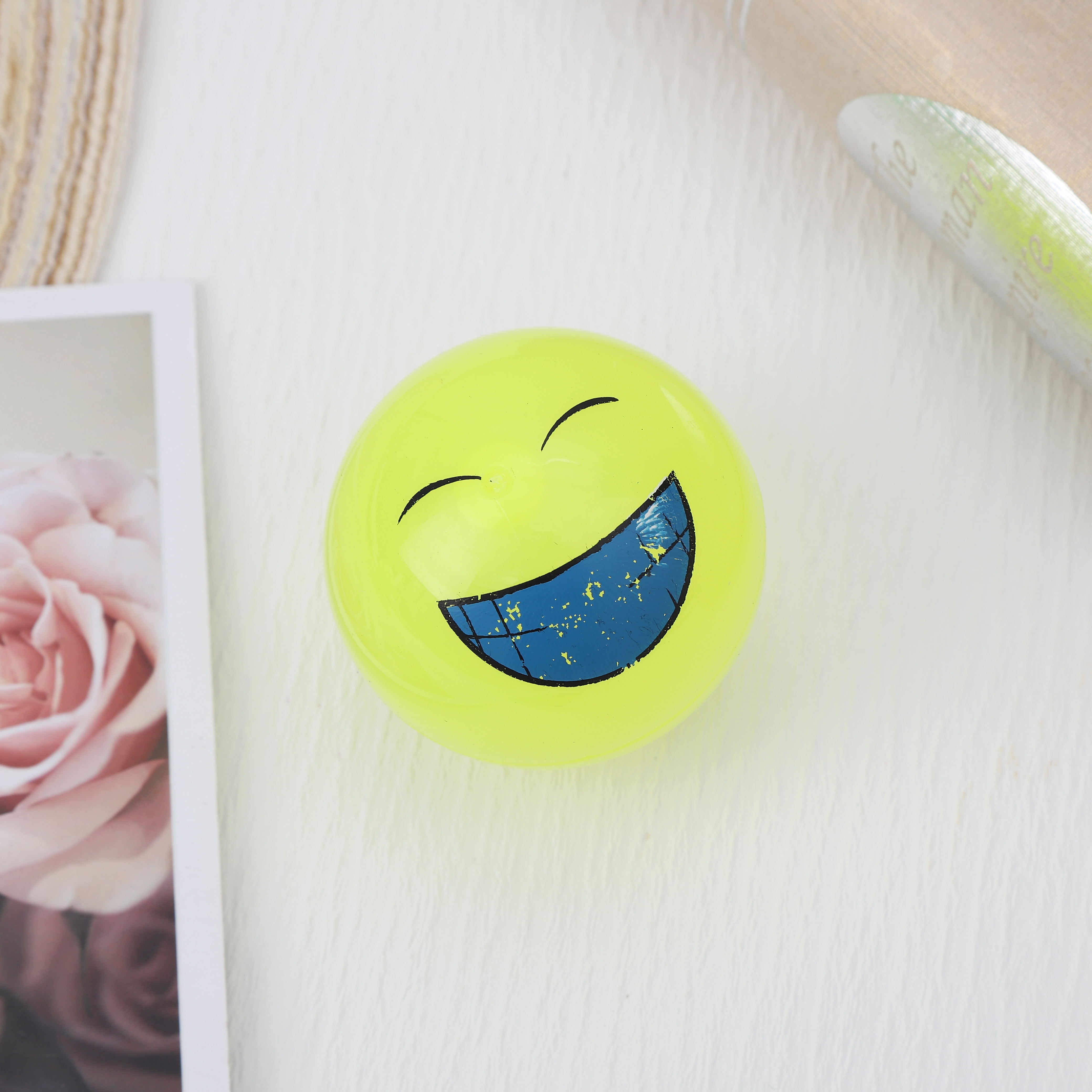 Circular smiling face expression single-hole pencil sharpener, circular pencil sharpener, wholesale of primary school student prizes and gifts, cartoon learning prizes Specification image