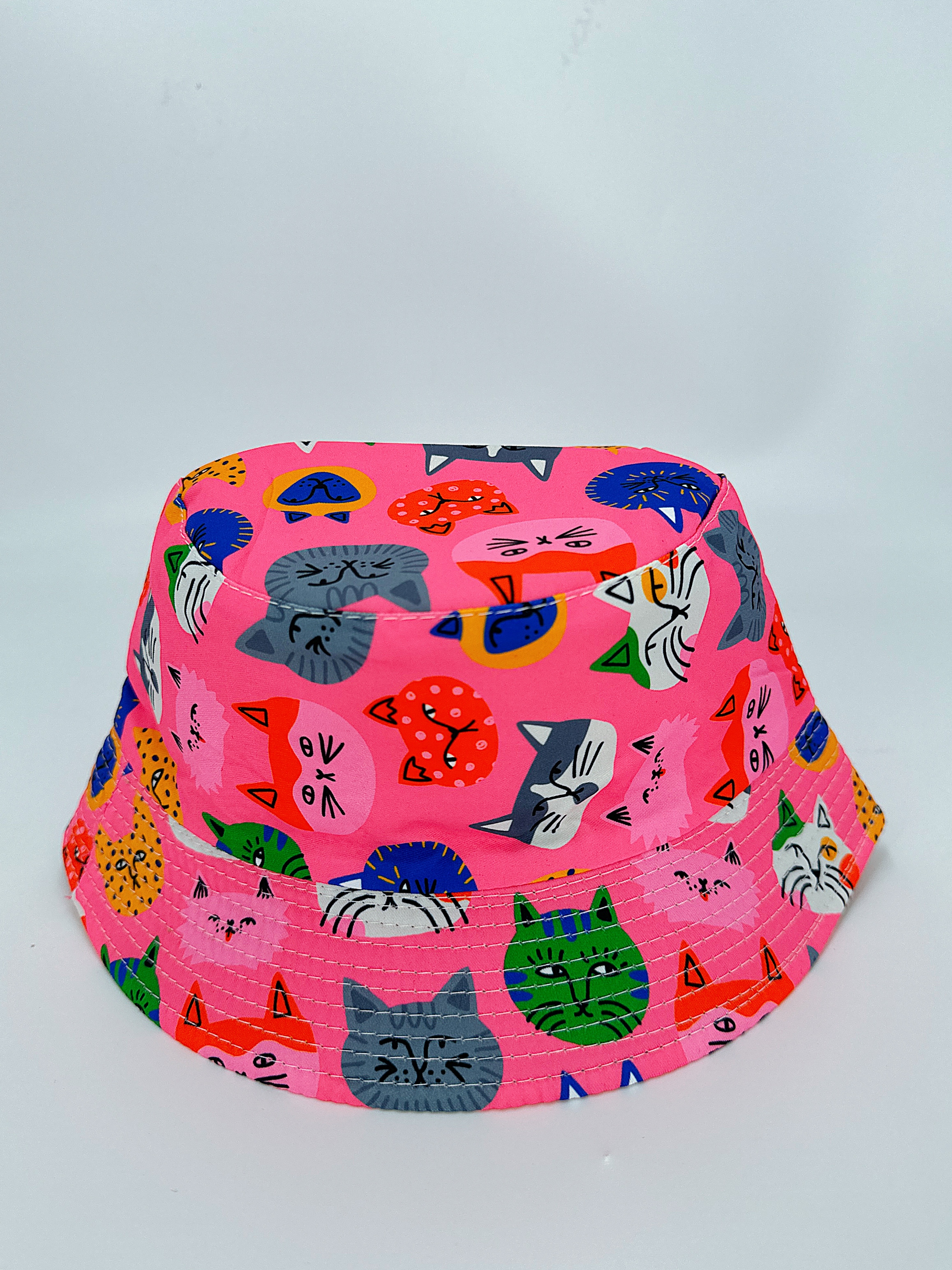 This spring and summer collection features a variety of cute and cartoon-like double-sided fisherman hats with cat prints. They are versatile, suitable for outdoor sun protection, foldable and easy to carry. Both men and women are wearing 54CM fisherman hats with a dock circumference details Picture