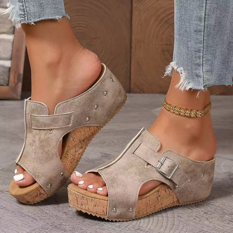 Cross-border large-sized wedge heel slippers for women, 2025 summer new style European and American retro lightweight rivet outerwear slippers for women full figure