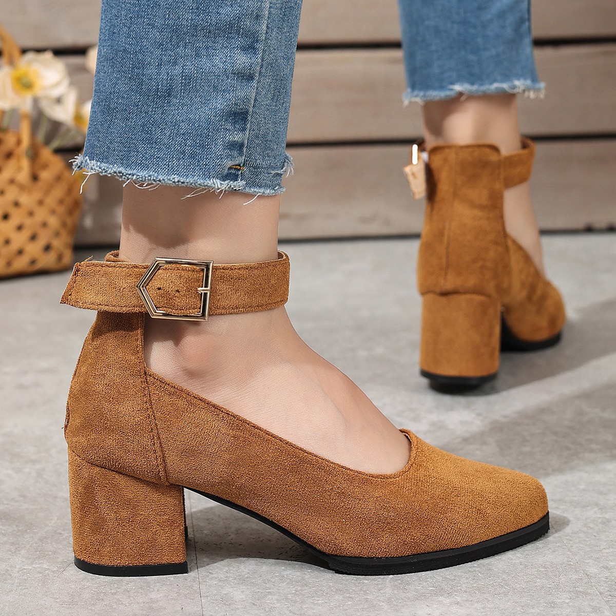 Plus-size single shoes for women, Spring 2025 new high heels, Korean-style round toe suede buckle, bold and fashionable, shallow toe women's shoes details Picture