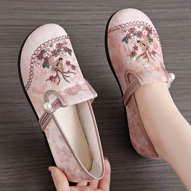Women's shoes, Beijing cloth shoes, women's shoes with soft soles, not tiring to the feet, shoes for middle-aged and elderly mothers, embroidered shoes, flat, breathable single shoes Application Scenario