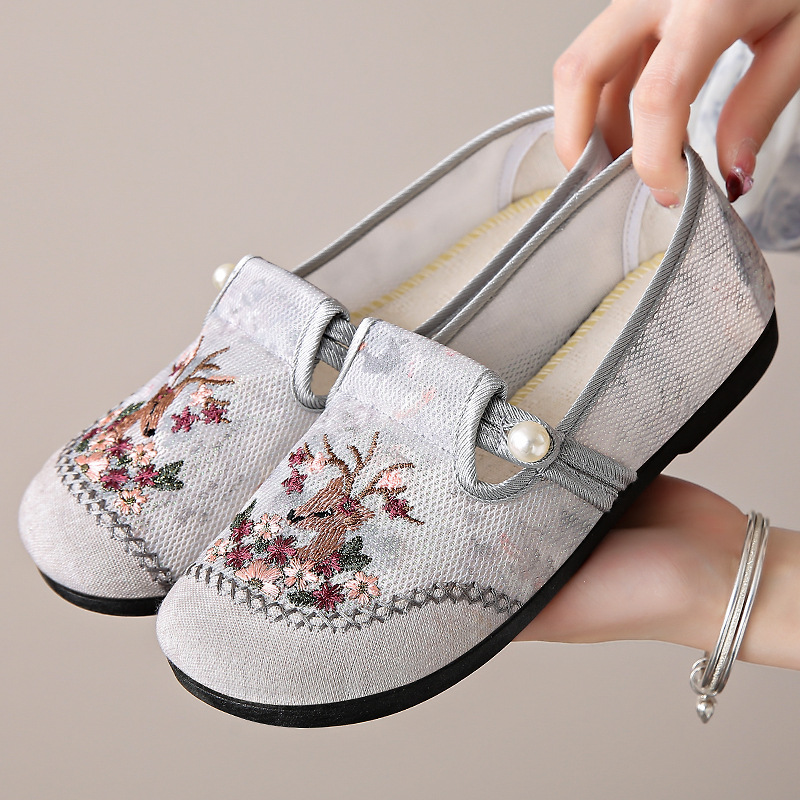 Women's shoes, Beijing cloth shoes, women's shoes with soft soles, not tiring to the feet, shoes for middle-aged and elderly mothers, embroidered shoes, flat, breathable single shoes full figure