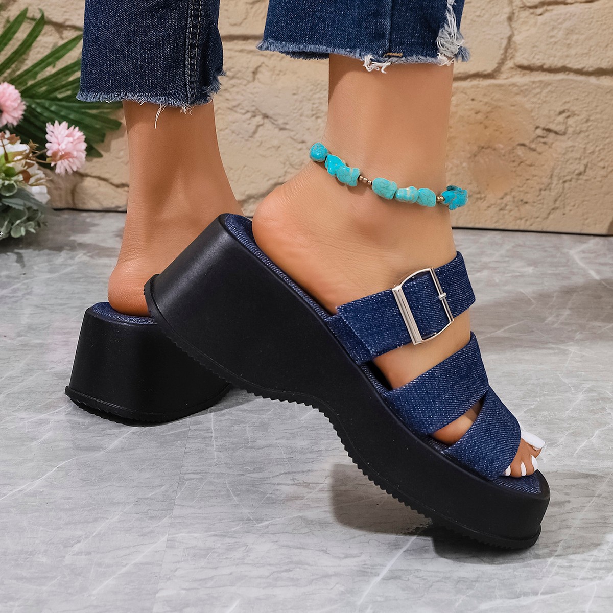 Wholesale of 2025 new summer one-piece slope and large-sized export flip-flops for women's outerwear, thick-soled beach flip-flops details Picture