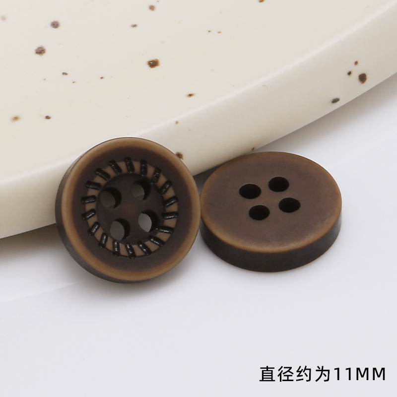 四合扣塑料/DIY纽扣/奶龙图案扣子/椰壳扣头/纽扣白底实物图