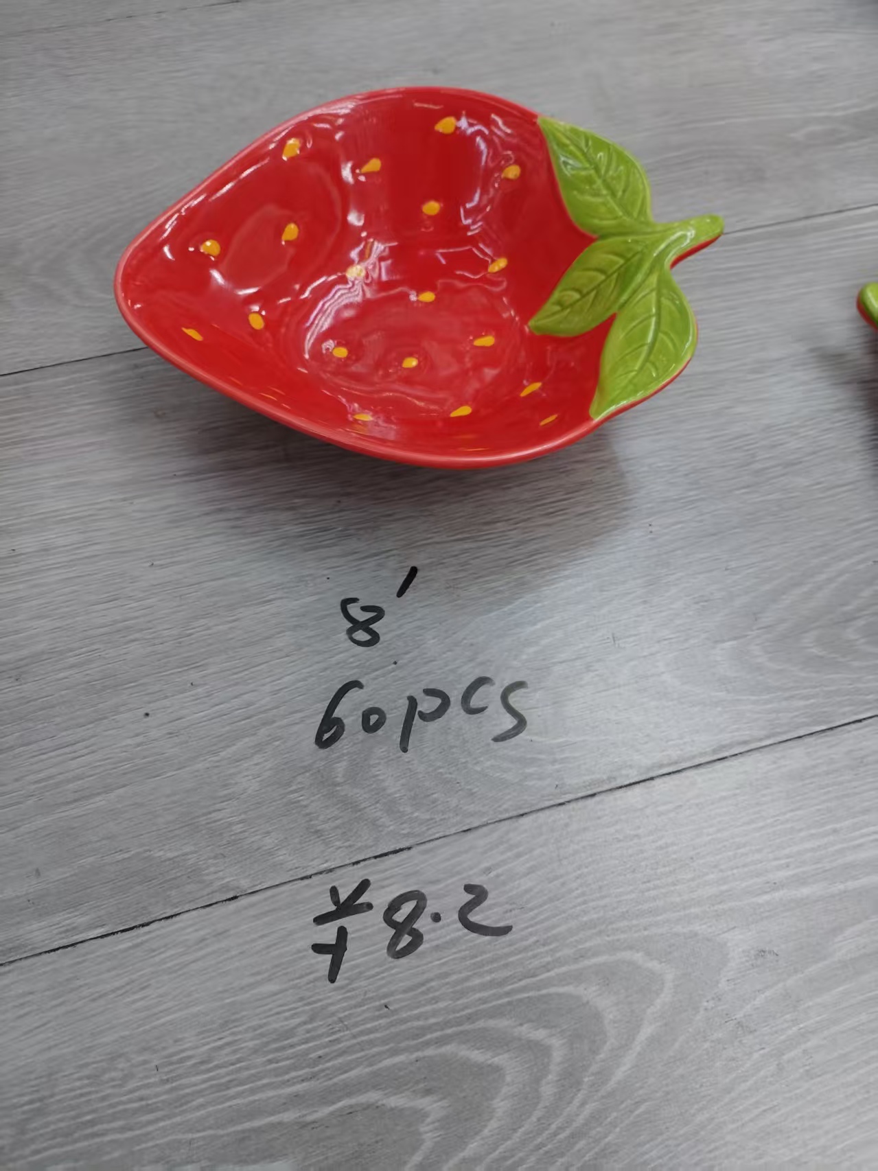 Ceramic strawberry fruit bowl, ceramic tableware, 8-inch ceramic strawberry bowl, 8-inch ceramic fruit bowl, ceramic fruit tableware Application Scenario