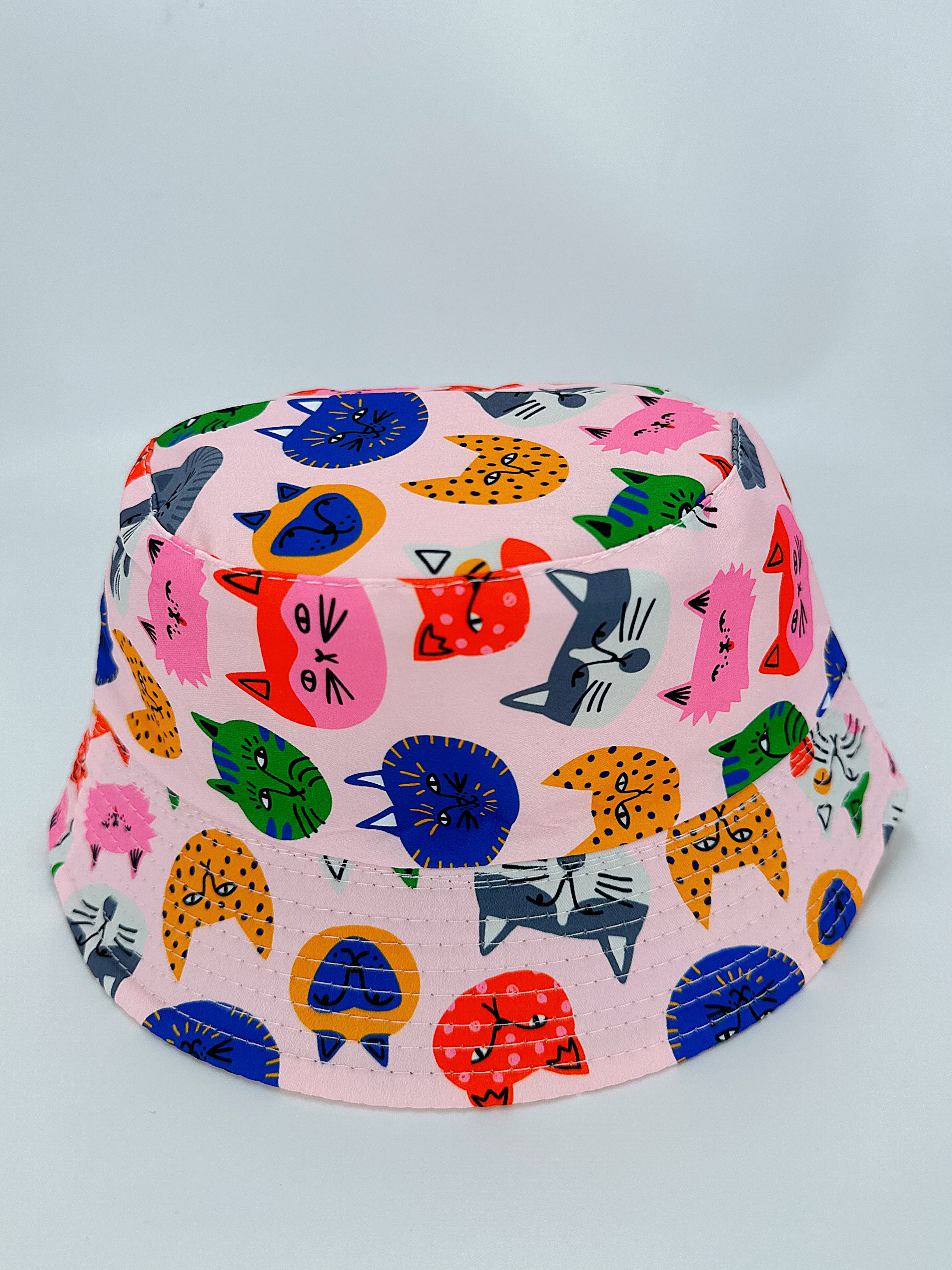 This spring and summer collection features a variety of cute and cartoon-like double-sided fisherman hats with cat prints. They are versatile, suitable for outdoor sun protection, foldable and easy to carry. Both men and women are wearing 54CM fisherman hats with a dock circumference full figure