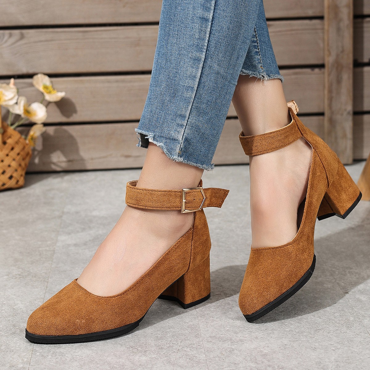 Plus-size single shoes for women, Spring 2025 new high heels, Korean-style round toe suede buckle, bold and fashionable, shallow toe women's shoes Specification drawing