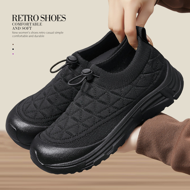 The new women's shoes for spring are soft-soled and not tiring to the feet. They are comfortable to wear with just one step. The old Beijing cloth shoes are fashionable single women's shoes details Picture