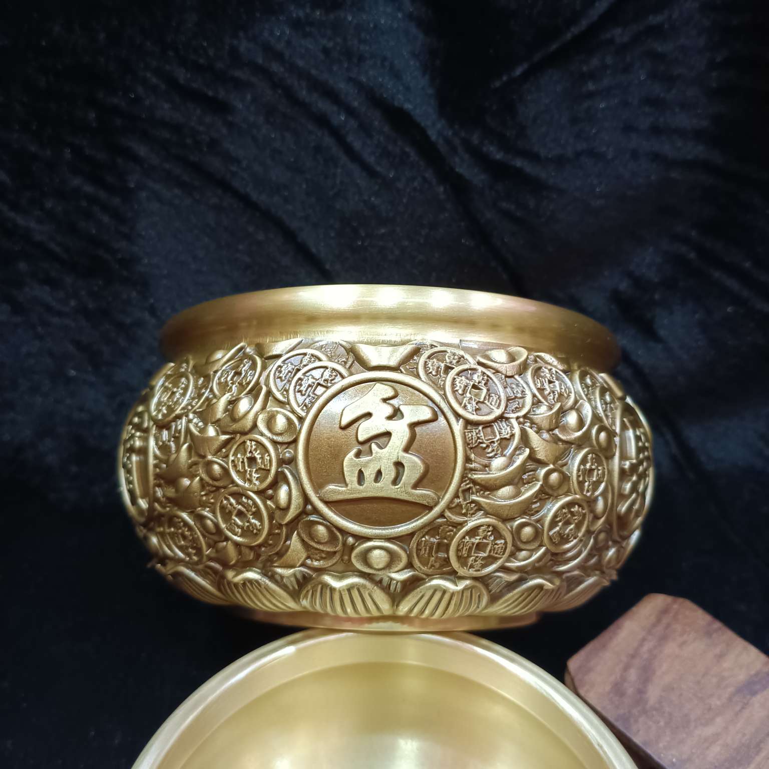 Zhonggong Craft copper Coin treasure Basin, money-attracting and wealth-gathering piggy bank, home living room desktop decoration detail image 4