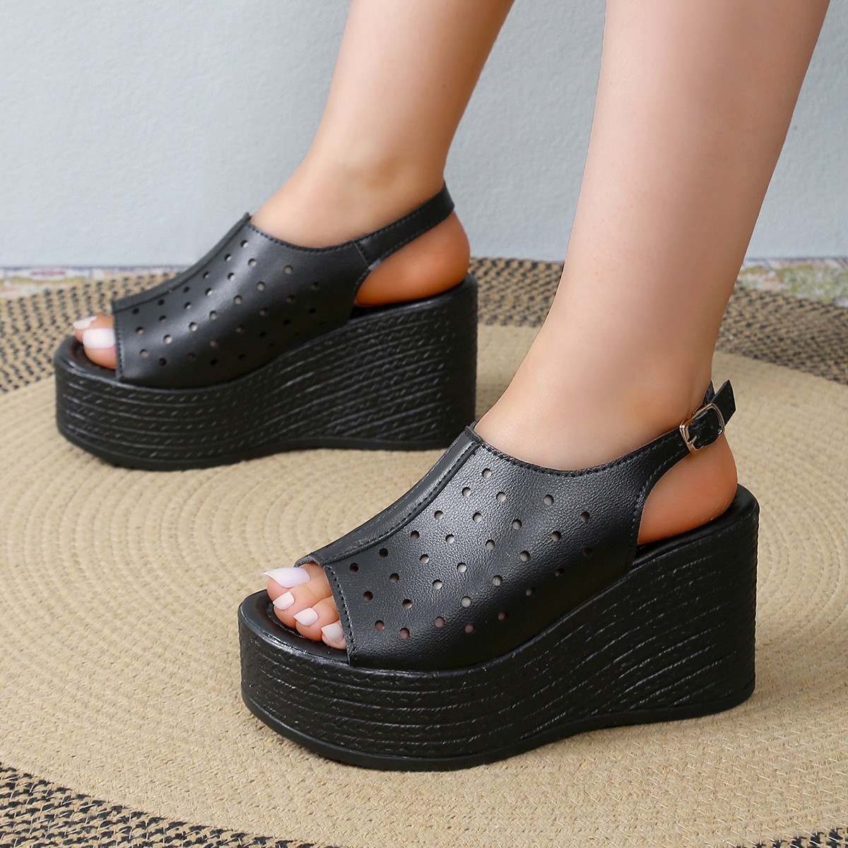 New summer fish-mouth hollowed-out buckle sandals for women in large-sized foreign trade women's shoes with thick soles, European and American feet Application Scenario