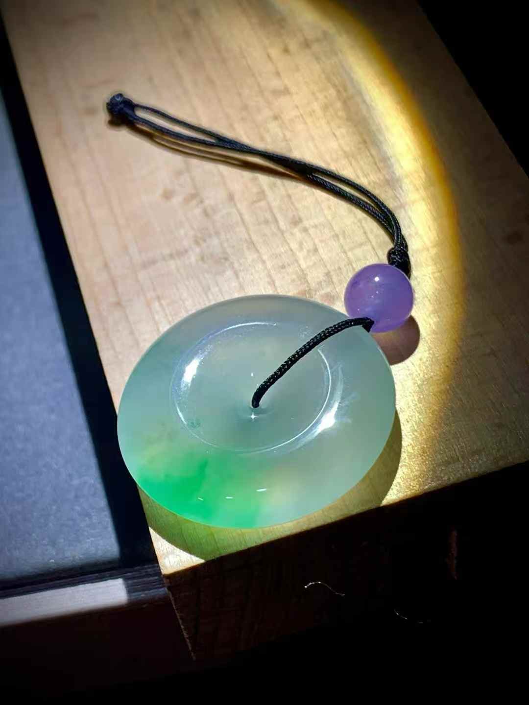 298翡翠冰种飘绿平安扣细节图