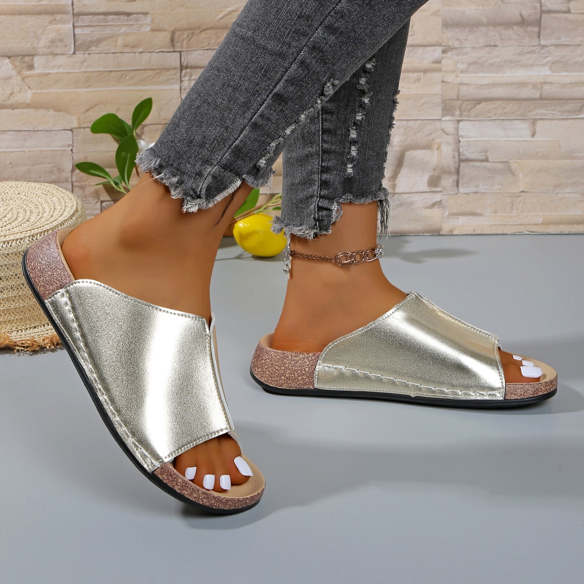 Comfortable wedge heel standing slippers for cross-border European and American trade women, simple and large-sized 2025 new style flip-flops for women details Picture