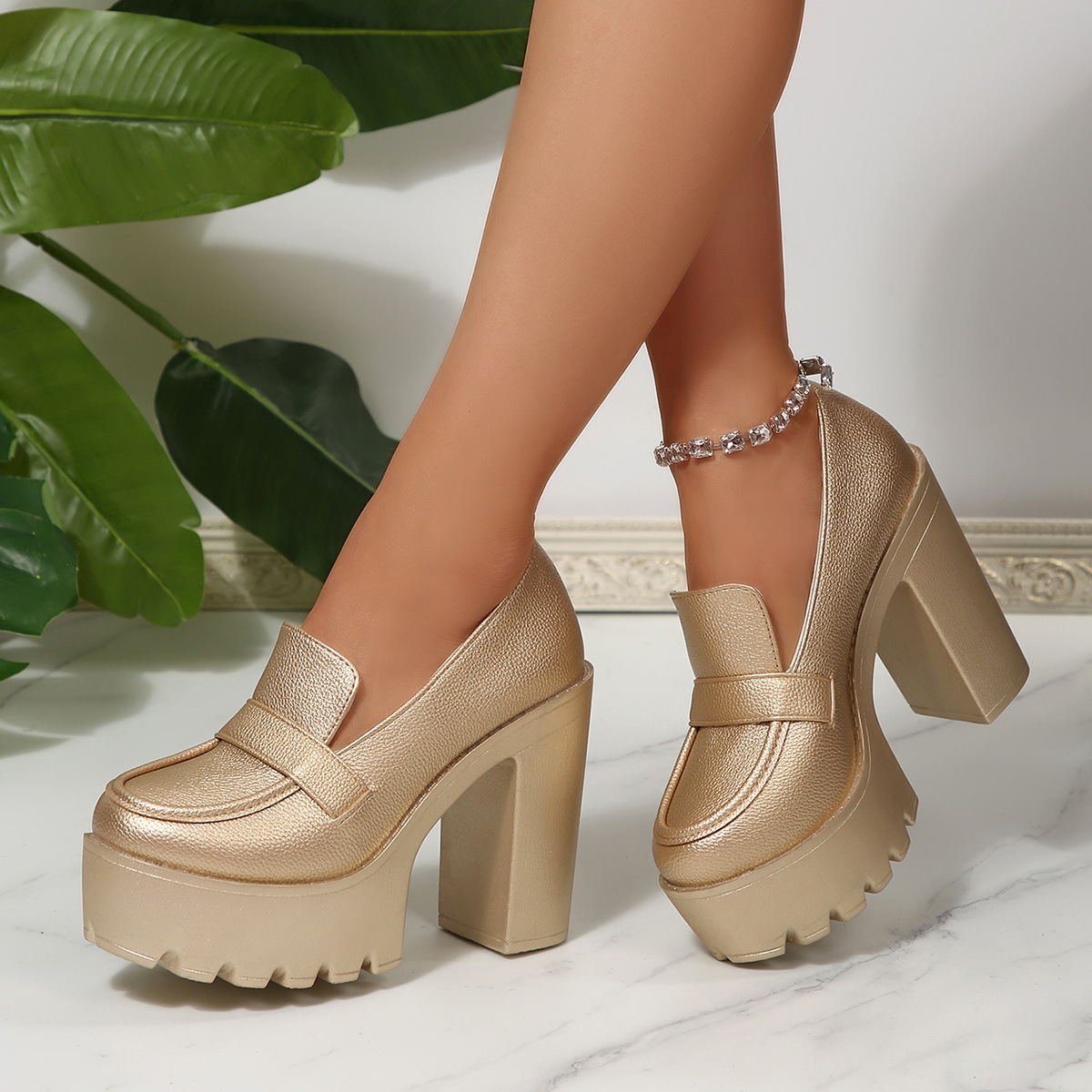 High-heeled women's 2025 new spring and autumn leather shoes are not tiring to the feet. Deep-mouthed single shoes are comfortable. Thick-soled waterproof platform, coarse heel women's shoes full figure