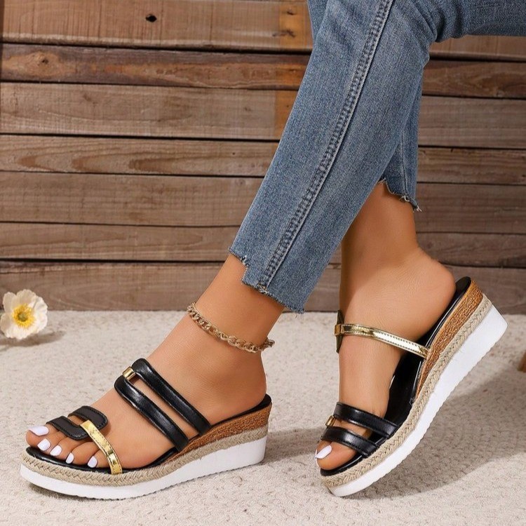 2025 New large-sized women's flip-flops for export, summer European and American color-blocking wedge heels Roman shoes women's thick-soled flip-flops Application Scenario
