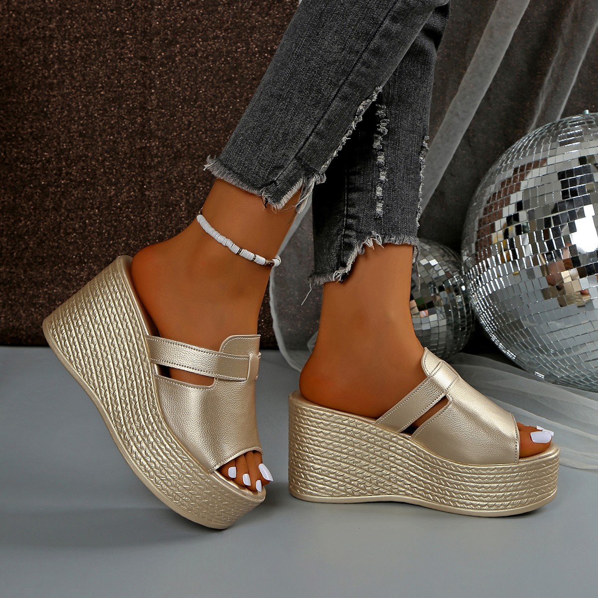 Wedge heel women's slippers, cross-border hollowed-out one-line large-sized export women's shoes 2025, independent station thick-soled sandals for Europe and America details Picture